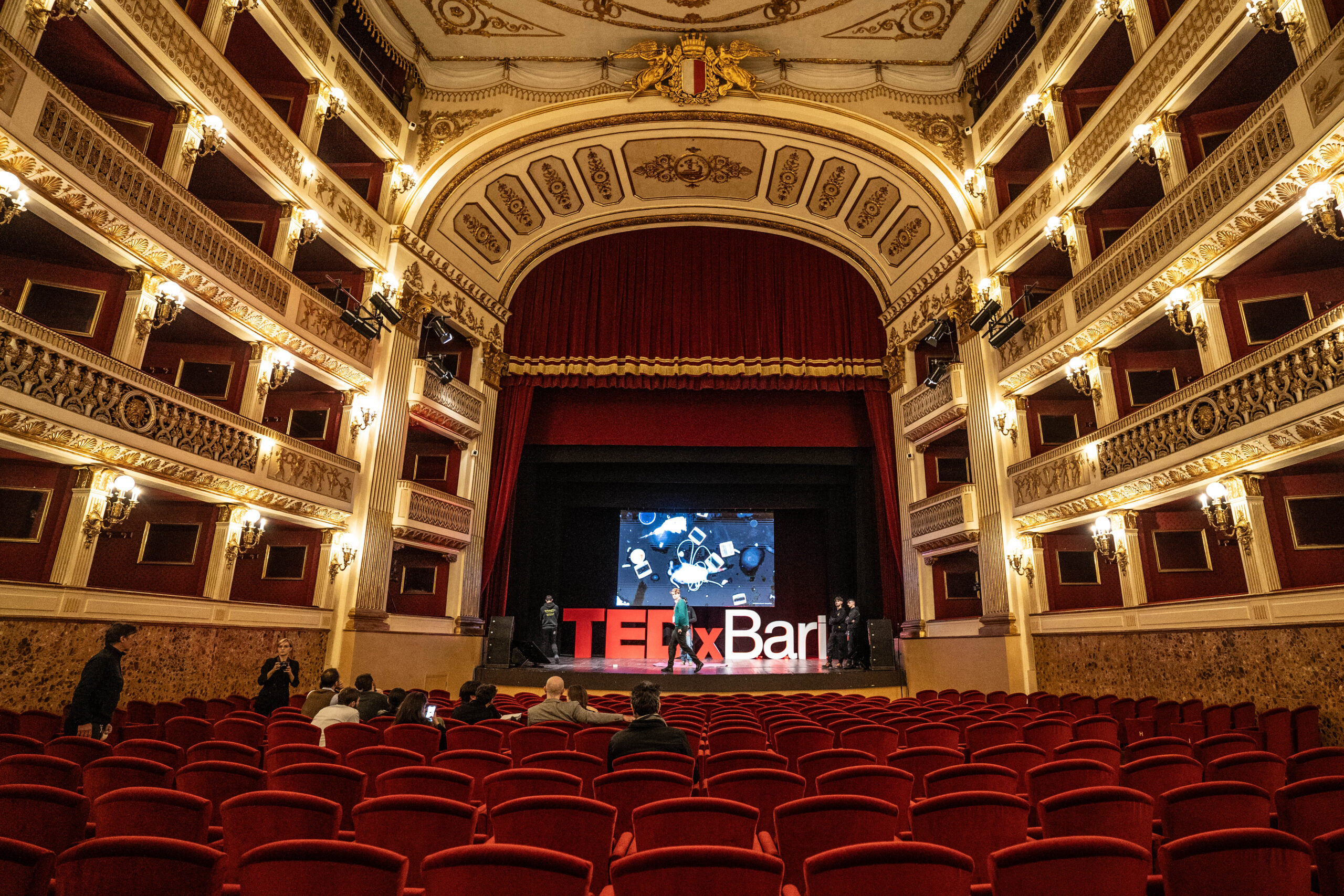 Il Teatro Piccinni durante l'evento