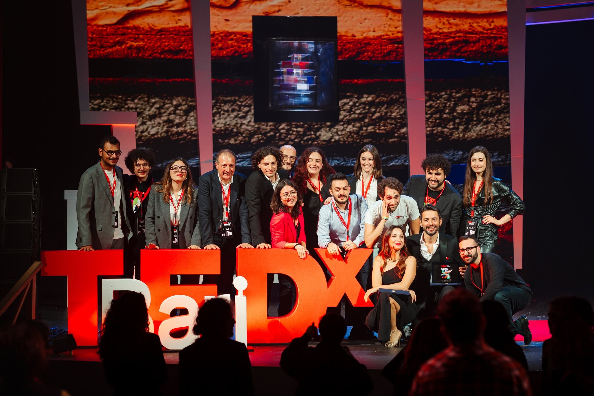 Il team davanti alle lettere TEDX