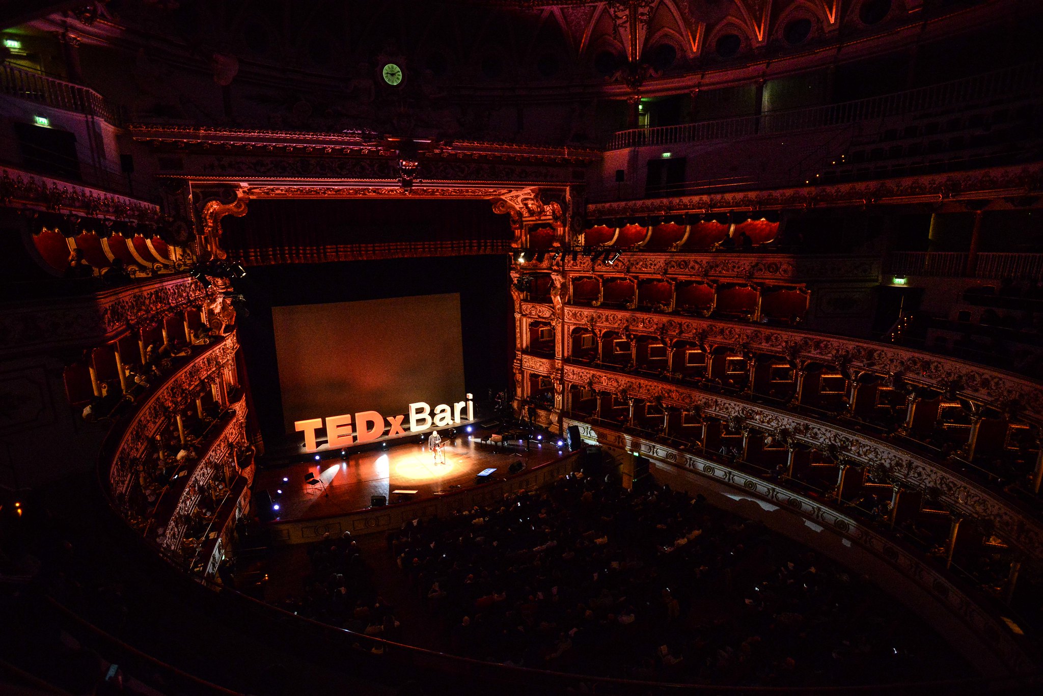 Il Teatro Petruzzelli durante un evento TEDxBari